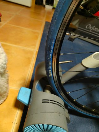 Rodillo Interactivo Tacx Flow y rueda para rodillo