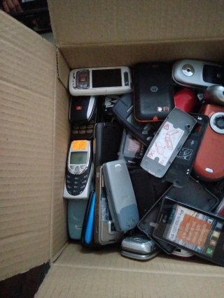Caja de móviles antiguos LG, Motorola, Nokia