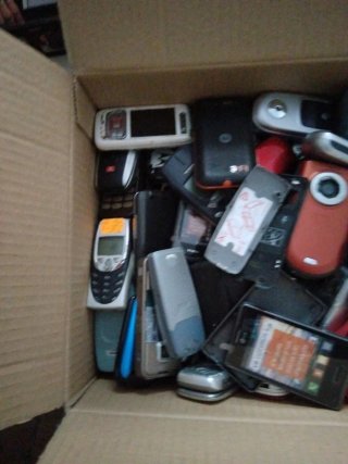 Caja de móviles antiguos LG, Motorola, Nokia
