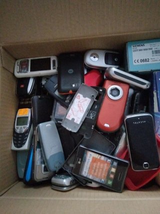Caja de móviles antiguos LG, Motorola, Nokia