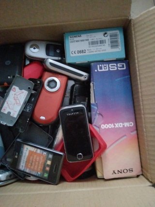 Caja de móviles antiguos LG, Motorola, Nokia