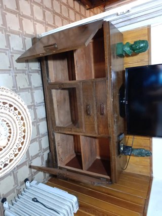 Mueble de madera con vitrina