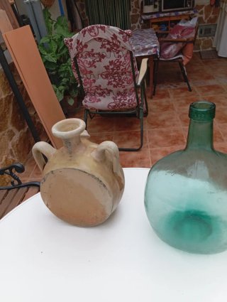 Botella de Vidrio y Botijo de Barro