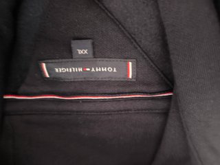 Sudadera Tommy Hilfiger Negra con Rayas Rojas