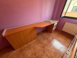 Habitación Infantil con Cama y Cómoda