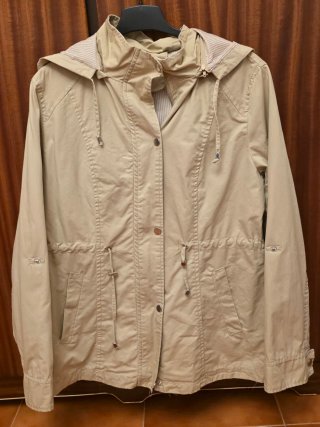 Parka Beige con Capucha. Talla L. Ewinker