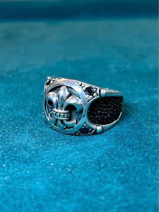 Anillo Plata con Flor de Lis Negra