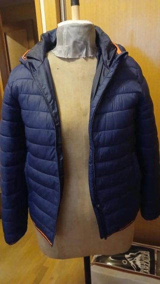 Cazadora azul marino con capucha