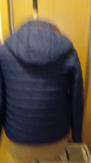 Cazadora azul marino con capucha