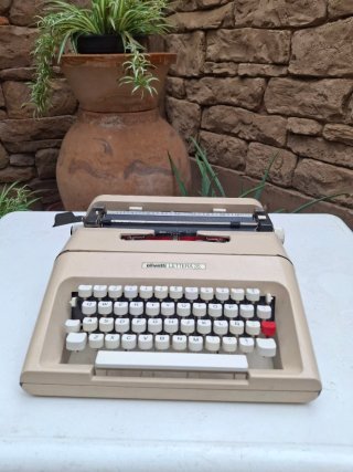 Máquina de escribir Olivetti Lettera 35