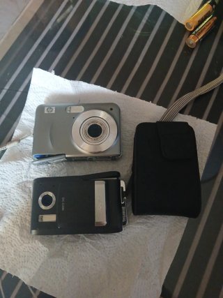 Due fotocamere digitali vintage HP e BenQ