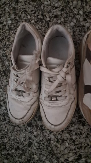 LOTE ZAPATILLAS 1 euro los dos pares. Estan bien.