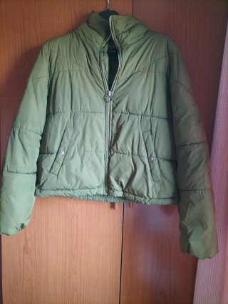 Cazadora corta Bershka verde