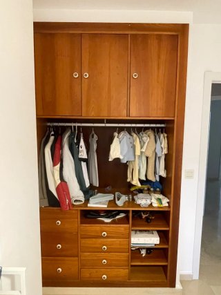 Armario de madera maciza