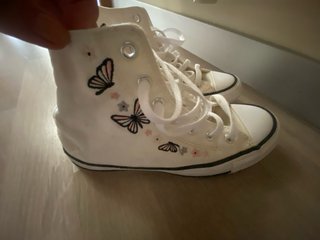 Converse Blancas con Mariposas