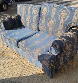 Sofá vintage estilo inglés azul y dorado.