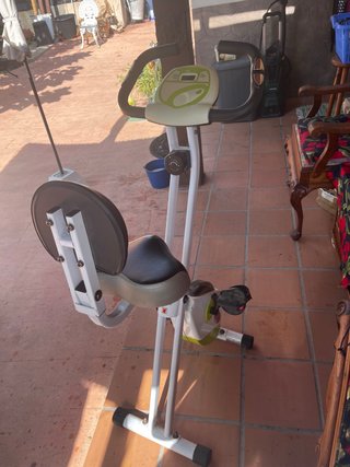 Bicicleta Estática Blanca y Verde