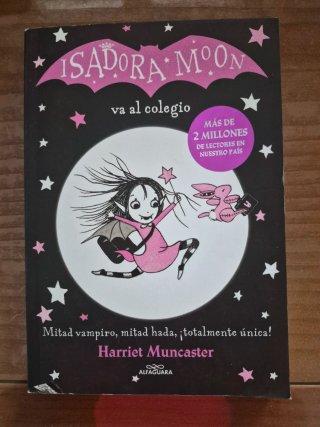 Isadora Moon va al colegio / Isadora Moon Goes ...