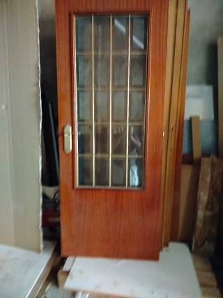 Puerta de madera con cristal
