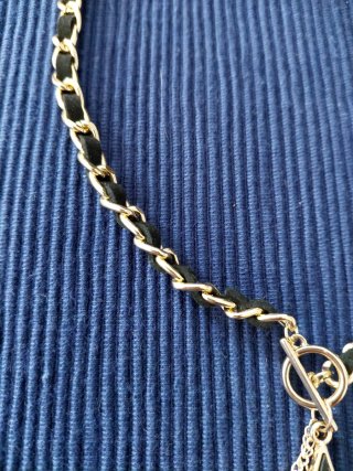 Collar cadena dorada con estrella negra