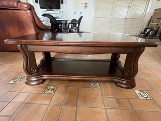 Mesa de comedor de madera oscura