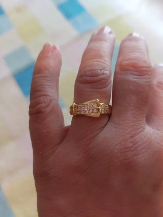 Anillo de Acero Dorado con Piedras