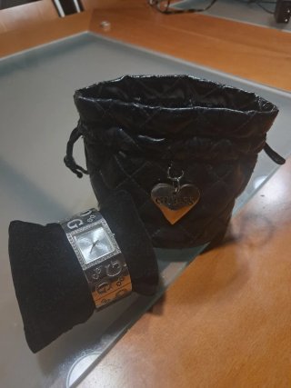 Reloj Brazalete Cuadrado GUESS con todos eslabones