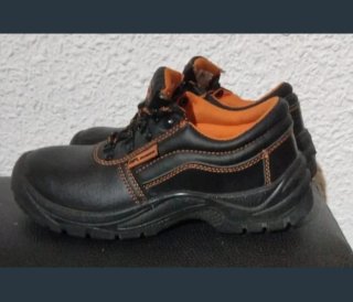 Zapatos de seguridad negros y naranjas