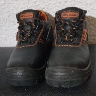 Zapatos de seguridad negros y naranjas