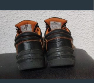 Zapatos de seguridad negros y naranjas