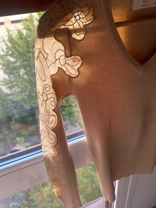 Jersey Beige con mangas de encaje en todos el braz