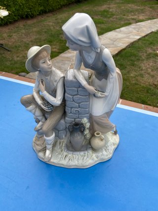 Lladró Hablando en el Pozo Figura