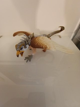 Figura de criatura mítica con armadura