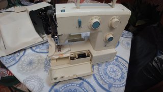 Máquina de coser blanca