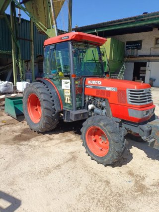 Tractor Kubota M8200