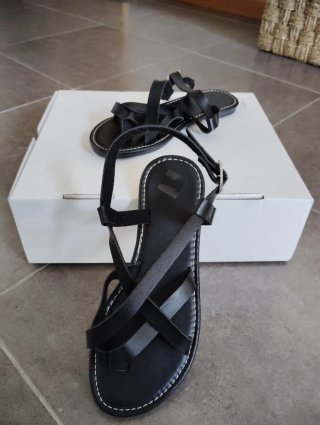 Sandalias negras planas