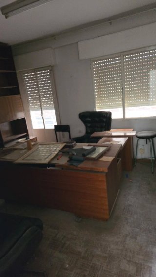 Mesa de despacho y estanterías antiguas