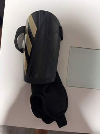 Espinilleras de Fútbol Negras y Doradas