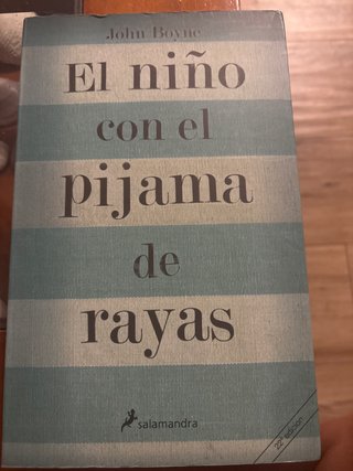 El niño con el pijama de rayas