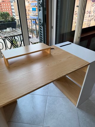 Escritorio de Madera y Blanco