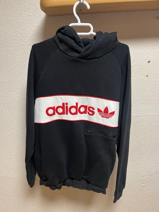 Sudadera Adidas Negra con Logo Blanco y Rojo
