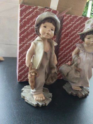 Pareja figuras niño y niña escayola