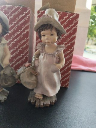 Pareja figuras niño y niña escayola