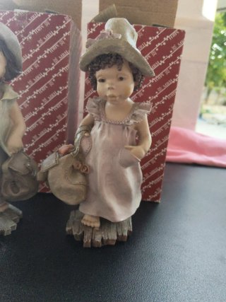 Pareja figuras niño y niña escayola