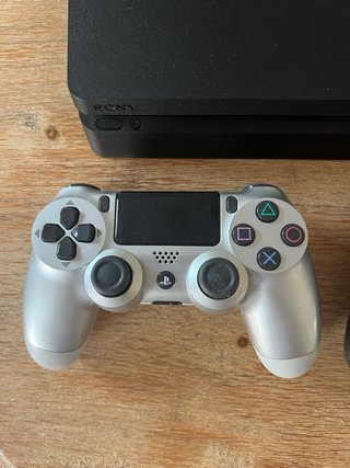 PS4 Slim 1TB Negra con DOS mandos