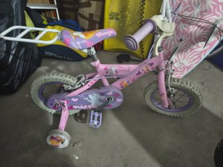 Bicicleta infantil rosa con ruedines