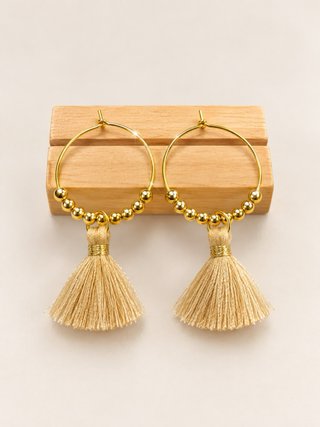 Pendientes dorados con borlas beige