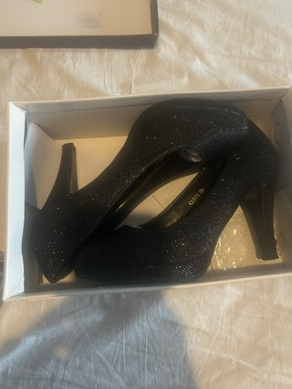 Zapatos de tacón negros brillantes talla 38