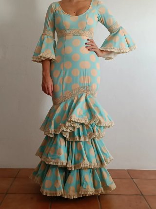 Traje de flamenca turquesa y beige