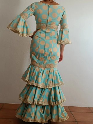 Traje de flamenca turquesa y beige